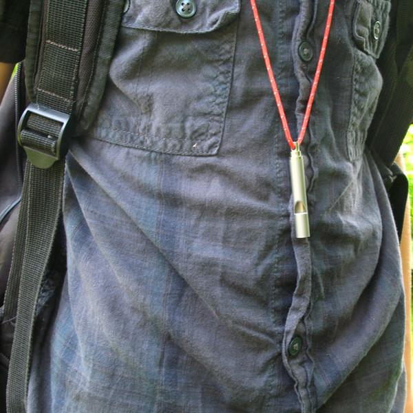 Vargo TITAN NOTFALLPFEIFE MIT CLIP Ansicht 2